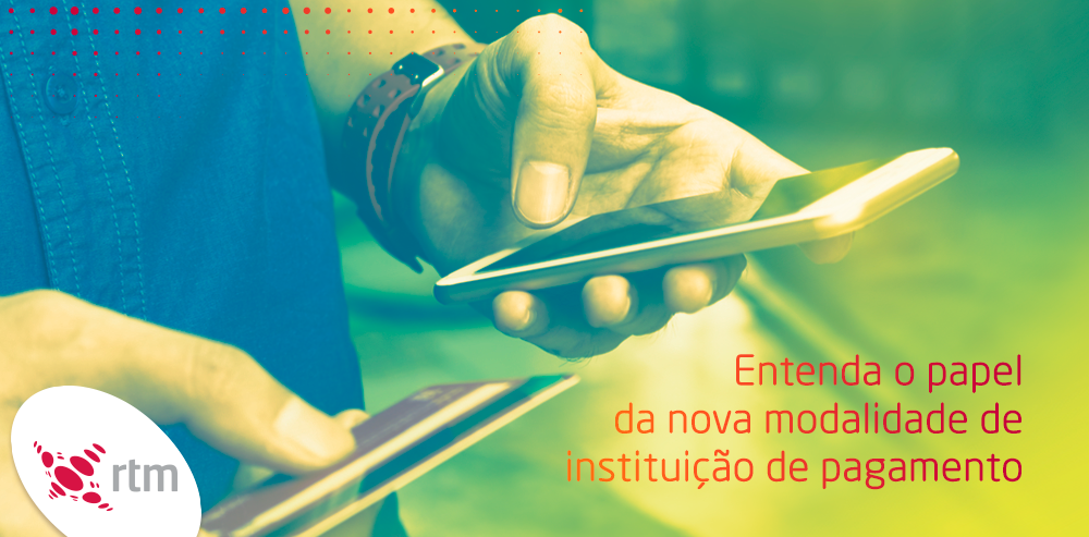 Imagem mostra uma pessoa segurando um celular e um cartão de crédito. No lado inferior esquerdo, está escrito "Entenda o papel da nova modalidade de instituição de pagamento".