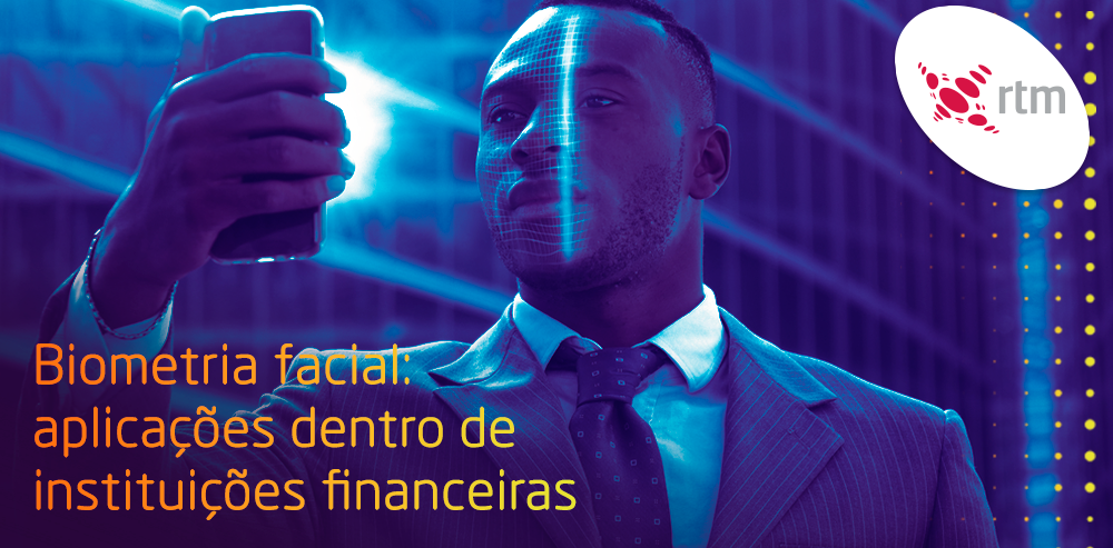 Homem segura um celular que realiza um escaneamento do seu rosto representando a biometria facial.