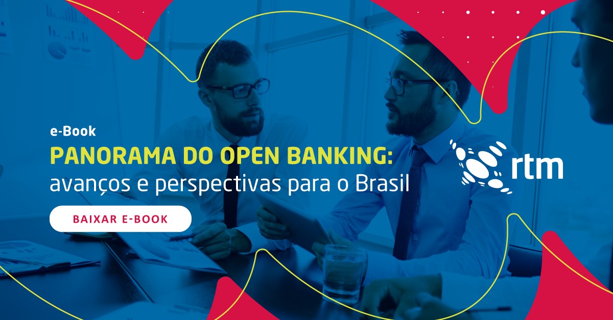 Três homens executivos conversam na imagem. No meio está escrito: "E-book Panorama do Open Banking: avanços e perspectivas para o Brasil. Baixar e-book."