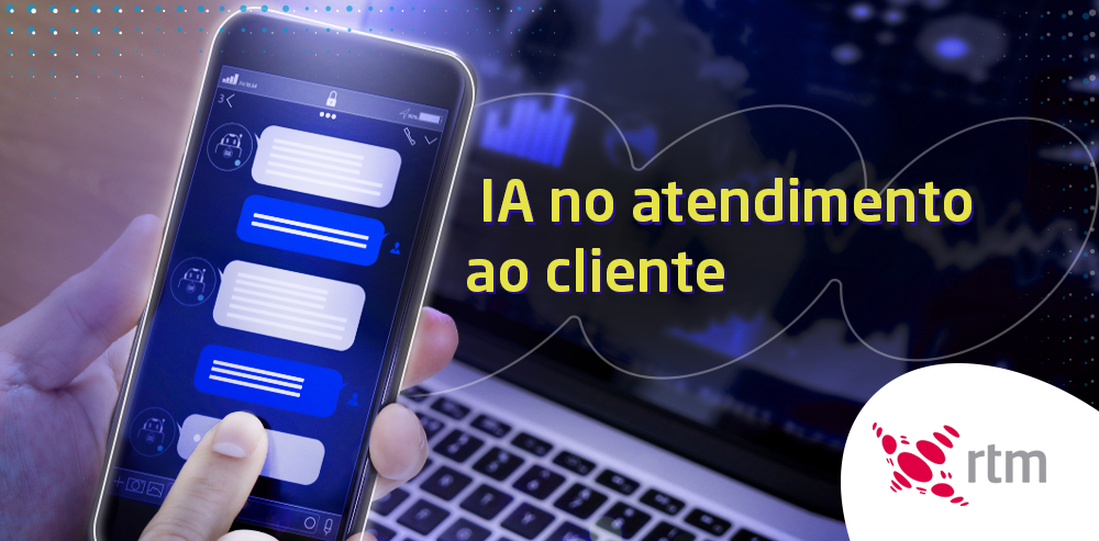 Uma pessoa segura um celular para mostrar um chat aberto na tela. Atrás há a tela de um notebook com gráficos. A frase "IA no atendimento ao cliente" aparece no meio.