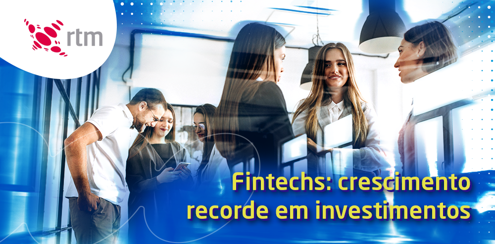 Um grupo de jovens executivos conversam em um escritório. Embaixo há a frase: "Fintechs: crescimento recorde em investimentos".