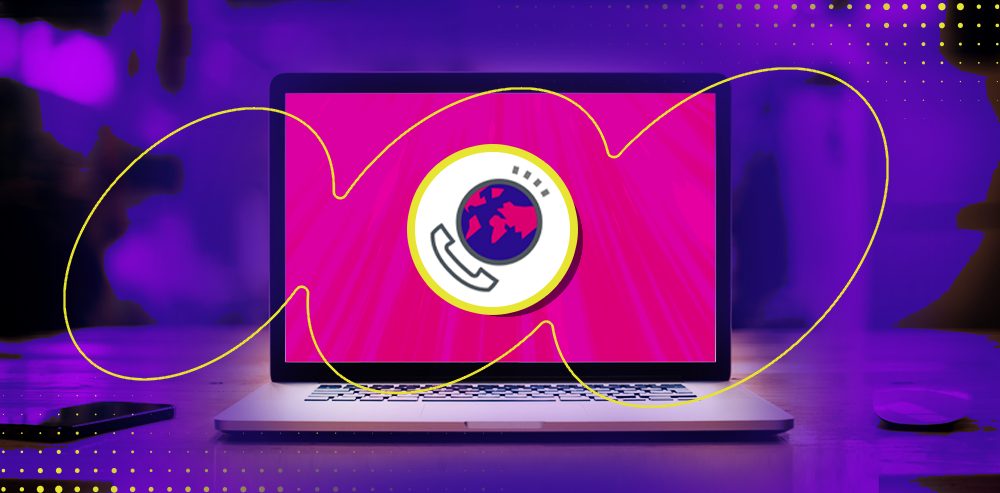 A tela de um notebook mostra um símbolo de telefonia junto ao mapa do mundo.