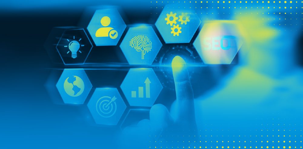 Mulher aponta para símbolos de tecnologia e transformação digital.