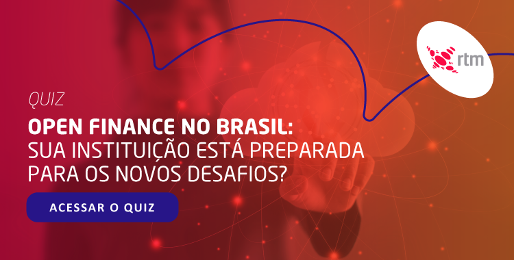 Head de produtos de uma instituição financeira clica em quiz sobre Open Finance no Brasil.