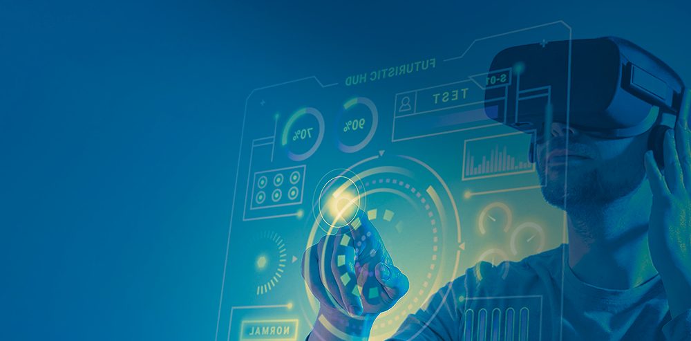 Head de inovação utiliza um óculos de realidade aumentada para acessar o metaverso e suas aplicações no mercado financeiro.