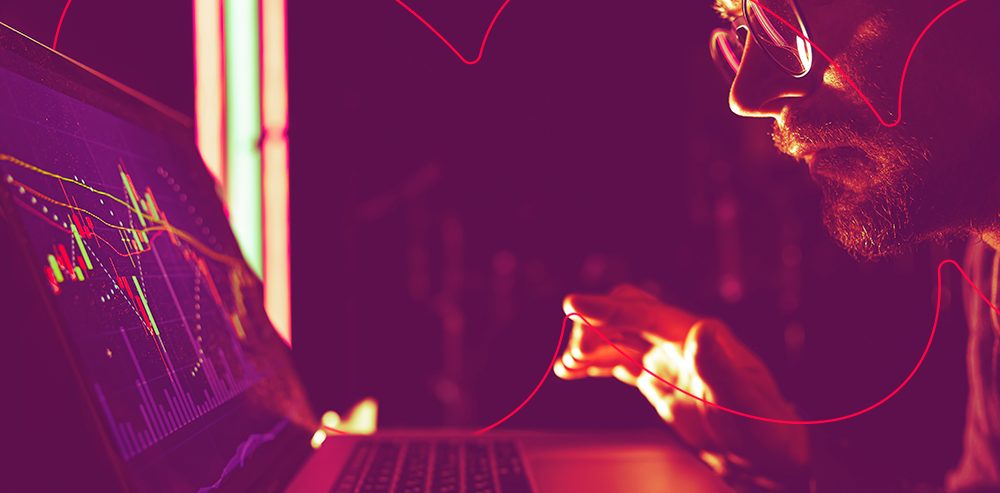 Investidor lê sobre fundos de investimentos em seu notebook.