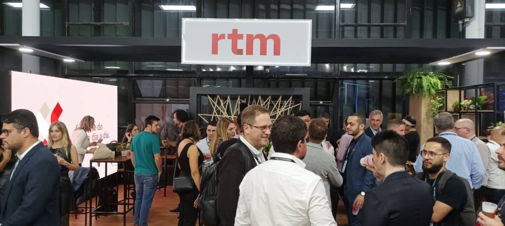 Interação no estande da RTM no Febraban Tech 2022, na Bienal de São Paulo.