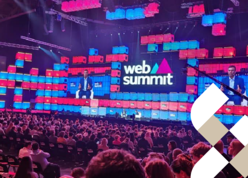 Palco principal do Web Summit 2022, realizado em Lisboa. Imagem é capa da notícia sobre os painéis de destaque do evento.