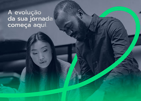 Mulher e homem trabalham juntos. A imagem tem a frase "A evolução da sua jornada começa aqui".