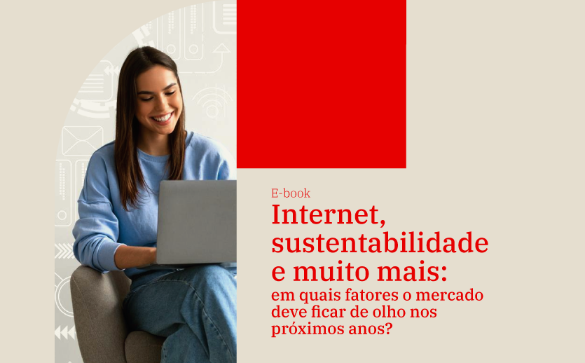 Mulher sorri ao digitar em um notebook. Ao lado, está escrito o texto: e-book Internet, sustentabilidade e muito mais: em quais fatores o mercado de investimentos deve ficar de olho nos próximos anos?