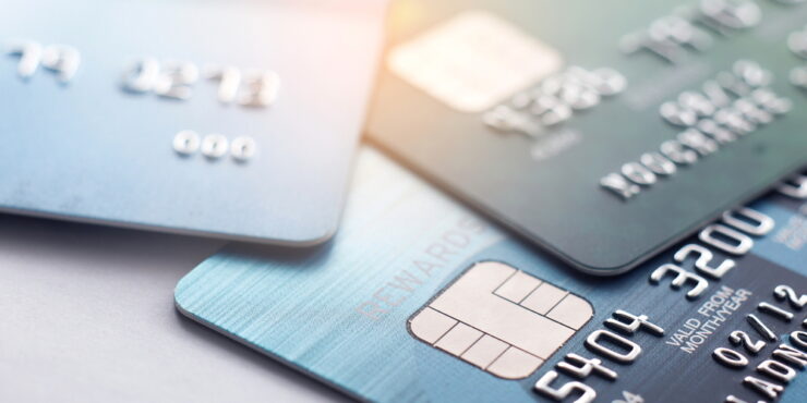 Na imagem mostra cartões de crédito em uma superfície.