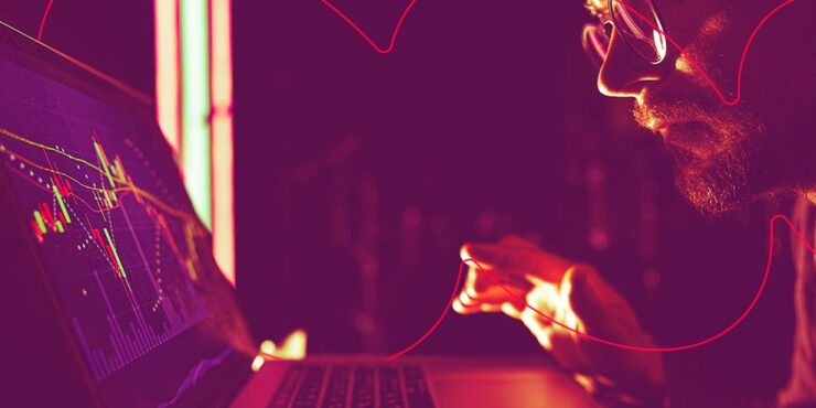 fundos-de-investimentos-o-que-sao Investidor lê sobre fundos de investimentos em seu notebook.